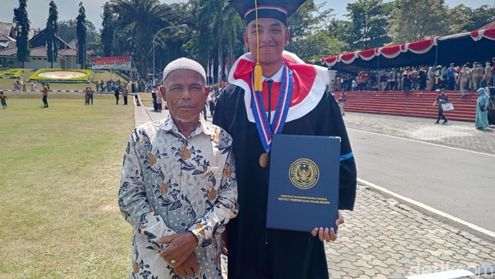 Air Mata Kebahagiaan Syafri Lihat Anak Wisuda di IPDN